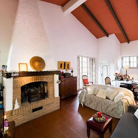 Rustic Holiday Near With Private Swimming Pool 度假居